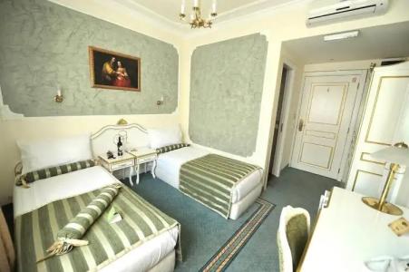 Queen's Astoria Design - 112