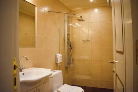 Queen's Astoria Design - 107