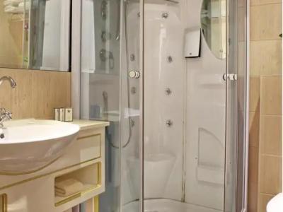 Queen's Astoria Design - 100