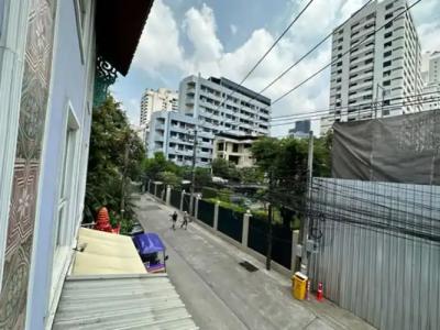 Sawasdee @ Sukhumvit Soi 8 - 35