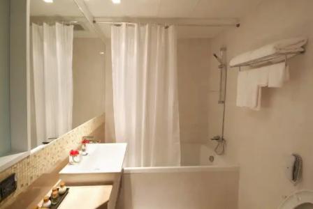 Amora NeoLuxe Suites - 9