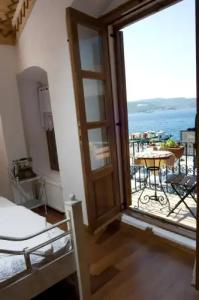 Des Etrangers - Special Category - 7