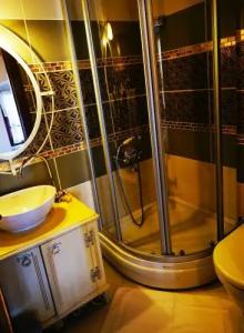 Des Etrangers - Special Category - 42