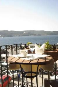 Des Etrangers - Special Category - 17