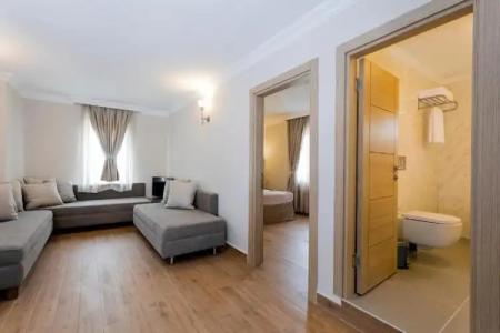 Moonshine & Suites - 105