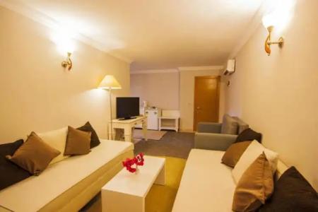 Moonshine & Suites - 107