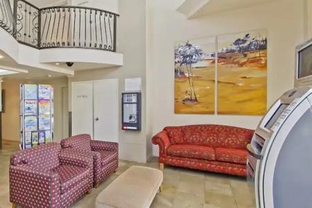 Palazzo Colonnades - 1