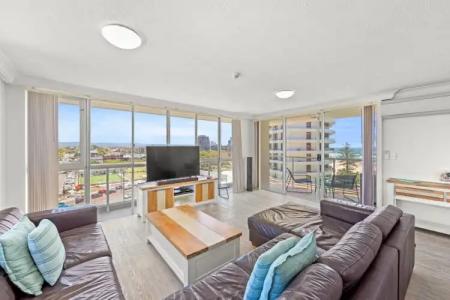Burleigh Beach Tower - 132