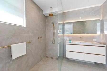 Burleigh Beach Tower - 193