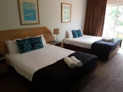 Outrigger Burleigh - 25