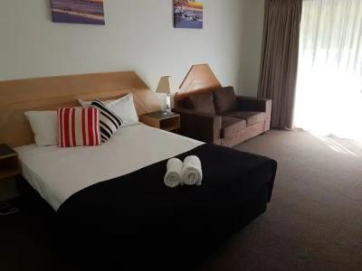 Outrigger Burleigh - 94