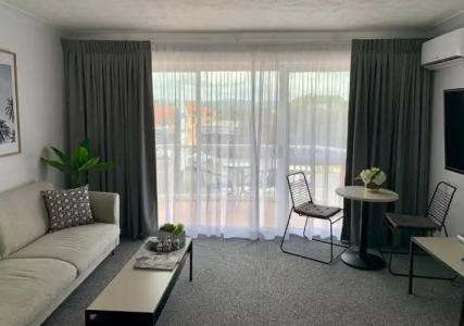 Outrigger Burleigh - 206