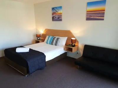 Outrigger Burleigh - 93