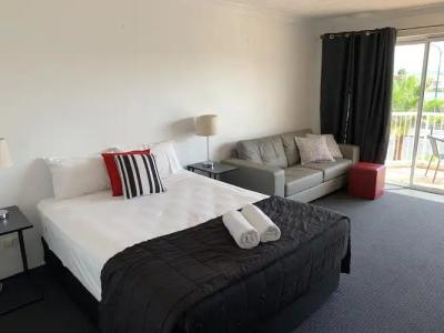 Outrigger Burleigh - 99