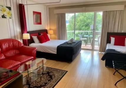 Outrigger Burleigh - 202