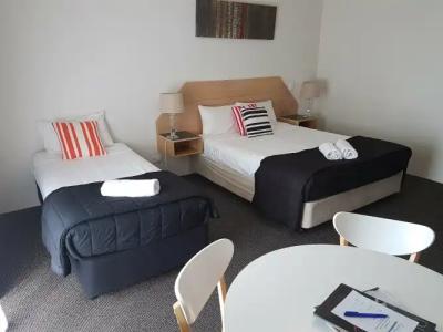 Outrigger Burleigh - 0