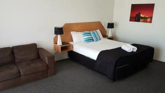 Outrigger Burleigh - 110