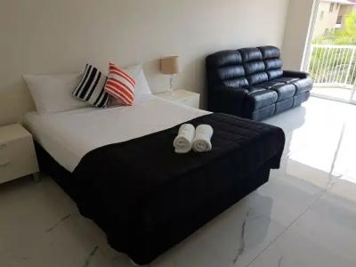 Outrigger Burleigh - 92