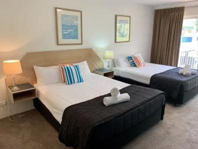 Outrigger Burleigh - 2