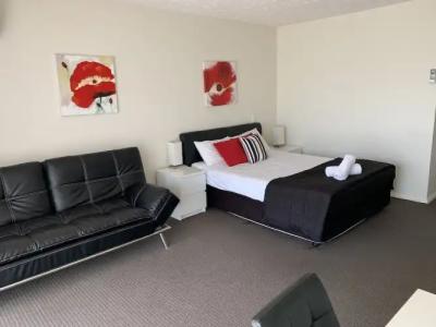 Outrigger Burleigh - 155