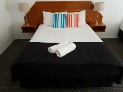 Outrigger Burleigh - 53