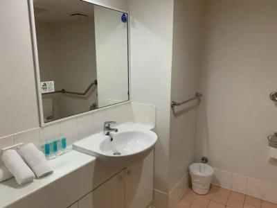 Outrigger Burleigh - 83