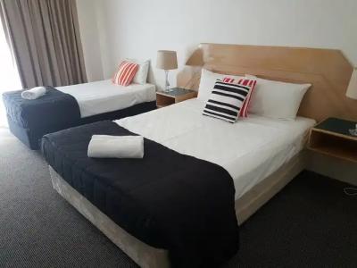 Outrigger Burleigh - 52