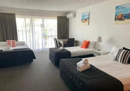 Outrigger Burleigh - 41