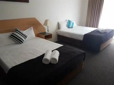 Outrigger Burleigh - 75