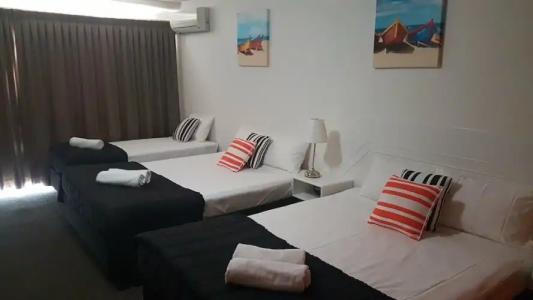 Outrigger Burleigh - 88