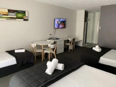 Outrigger Burleigh - 3