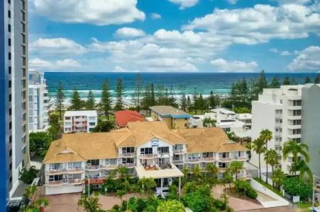 Outrigger Burleigh - 42