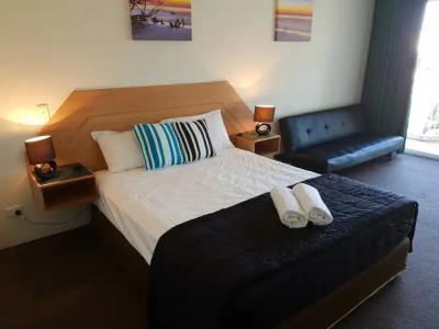 Outrigger Burleigh - 31