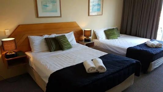 Outrigger Burleigh - 63