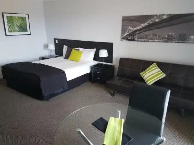 Outrigger Burleigh - 95