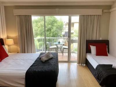 Outrigger Burleigh - 145