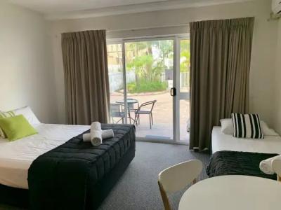 Outrigger Burleigh - 81