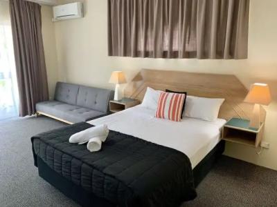 Outrigger Burleigh - 101