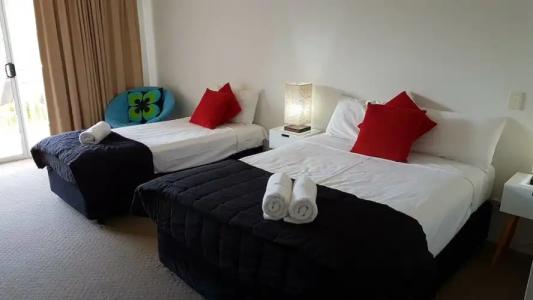 Outrigger Burleigh - 62