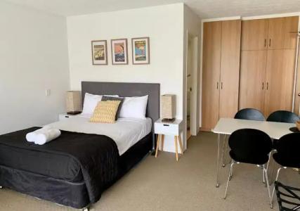 Outrigger Burleigh - 210