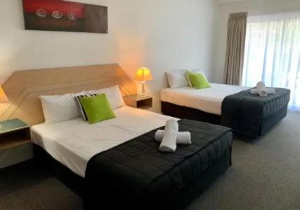 Outrigger Burleigh - 46