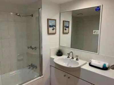 Outrigger Burleigh - 29