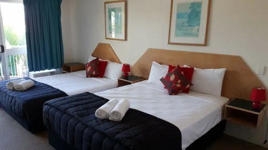 Outrigger Burleigh - 61