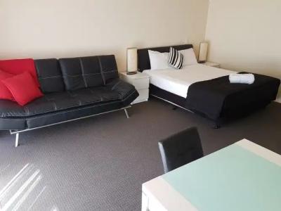 Outrigger Burleigh - 171