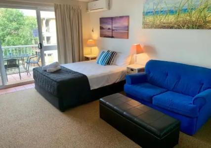 Outrigger Burleigh - 127