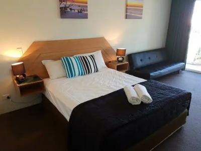 Outrigger Burleigh - 91