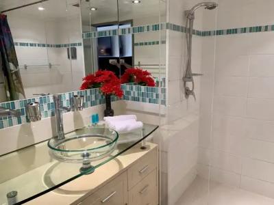 Outrigger Burleigh - 35