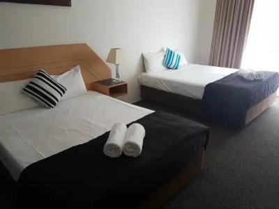 Outrigger Burleigh - 28