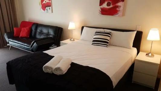 Outrigger Burleigh - 198