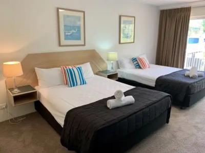 Outrigger Burleigh - 58